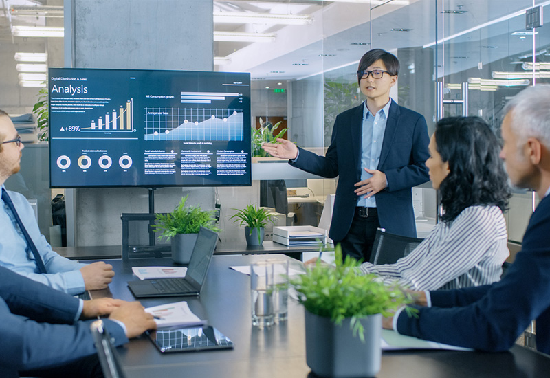 イメージ画像：複数の男女が会議室で議論を交わしている